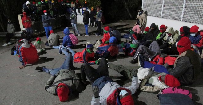 Cientos de migrantes subsaharianos duermen en las inmediaciones del CETI de Ceuta como señal de protesta