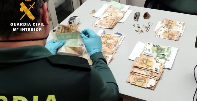 Cuatro detenidos por robar más de 10.000 euros y joyas en una vivienda y comercios