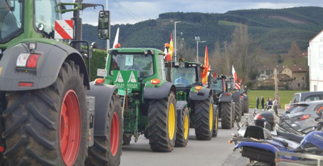 Los ganaderos cántabros llevan su protesta a la fábrica de leche de Meruelo