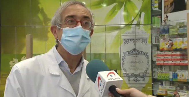 Colas interminables en farmacias y test agotados en unas Navidades pandémicas