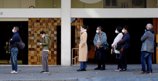 El hilo de un médico en el que explica por qué podríamos estar ante el fin de la pandemia