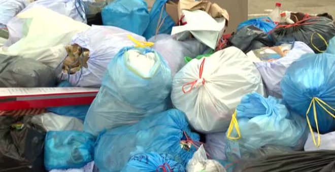 La basura se acumula en Girona por la huelga de limpiadores de Salt