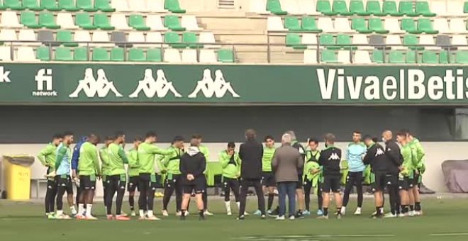 Marchena y Raúl se ejercitan junto al primer equipo ante las numerosas bajas en el Betis