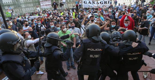 Carga policial contra la movilización ganadera en Oviedo