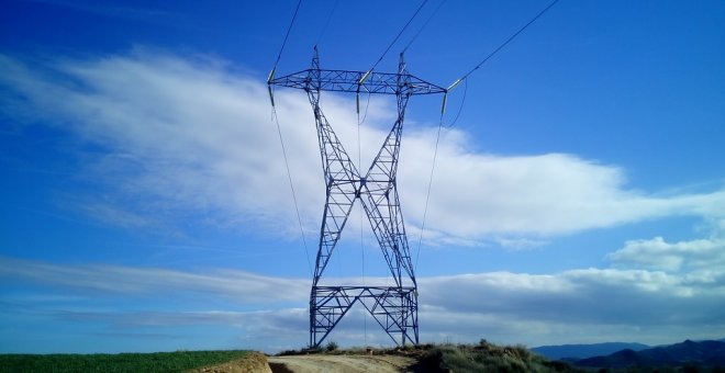 Las grandes eléctricas pierden más de 600.000 clientes en tres años mientras las pequeñas compañías captan otro millón