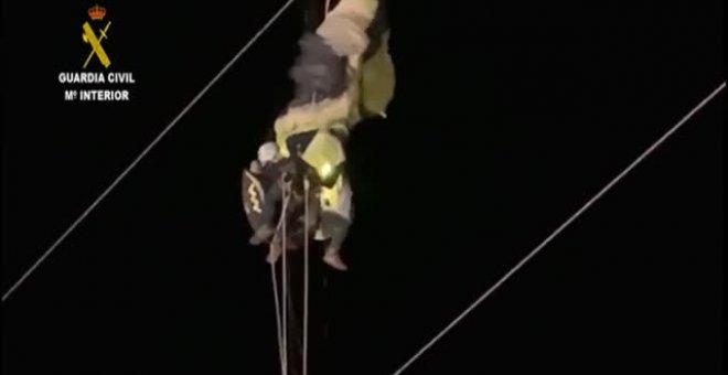 La Guardia Civil rescata a un hombre atrapado con su parapente en unos cables de alta tensión en Almuñécar