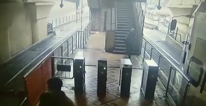 Un vehículo entra por error en las vías de una estación de tren de Estambul