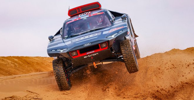 Carlos Sainz consigue la primera victoria en el Dakar 2022 con un coche "eléctrico"