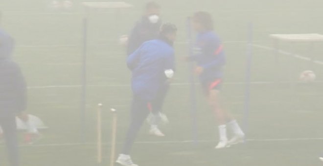 Intensa sesión de entrenamiento del Atlético de Madrid bajo la niebla