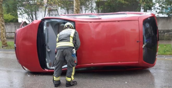 Herido leve el conductor de un vehículo tras volcar en Laredo