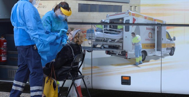 Los contagios de covid entre sanitarios se disparan en toda España y agudizan el colapso de la atención primaria