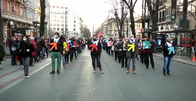 Miles de personas se manifiestan en Bilbao a favor del acercamiento de presos etarras