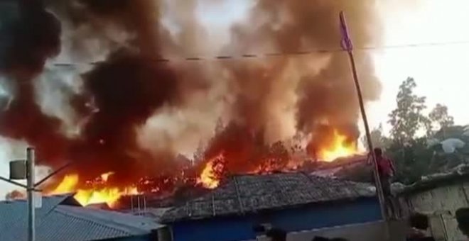 Un incendio en un campamento rohinya en Bangladesh destruye miles de hogares