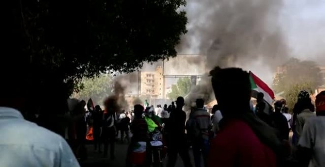 Un muerto en una nueva jornada de protestas en Sudán para exigir la salida de los militares del poder