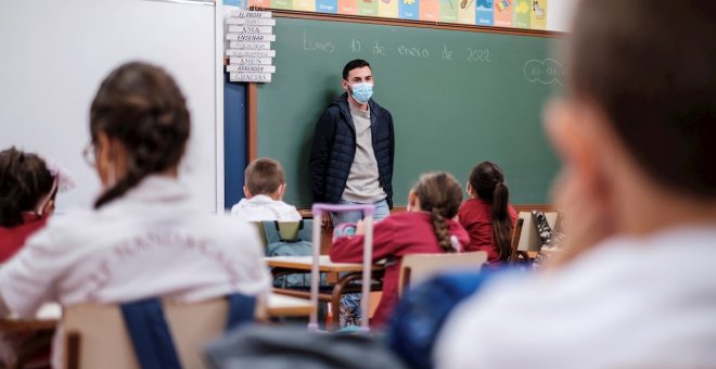 El regreso a las aulas tras las vacaciones de Navidad arranca con miles de profesores de baja por covid