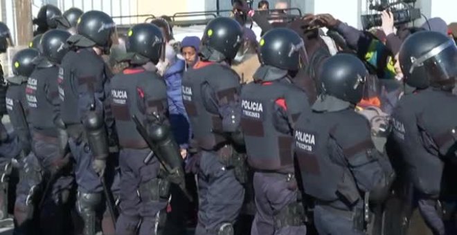 Cargas y tensión en el desalojo de 140 migrantes en Badalona