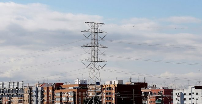 El precio de la luz baja este viernes un 5,6% y se sitúa en 202 euros/MWh