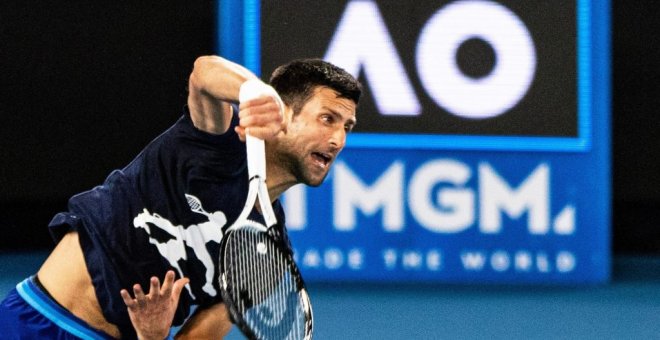 Las reacciones de los tuiteros a la nueva cancelación del visado de Djokovic: "Tranquilo, Nole, que te llevas el juego del programa"