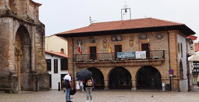 Comillas regula el estacionamiento y deja 1.500 plazas gratuitas para los vecinos