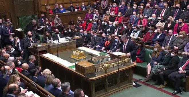 Agitada sesión en el Parlamento británico con Johnson defendiéndose de las peticiones de dimisión