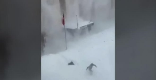 Salvan milagrosamente su vida tras ser sepultados por la nieve en Turquía