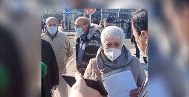 El vídeo de una señora a escasos metros de un acto de Ayuso que hunde su discurso sobre la sanidad