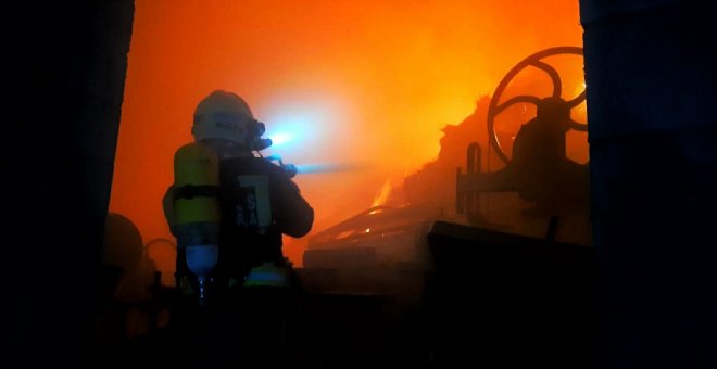 Extinguido el incendio de la nave ganadera de Cabezón de la Sal tras 22 horas