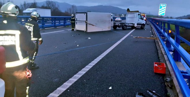 Herido tras salirse de la A-8 una camioneta y desprenderse la caja