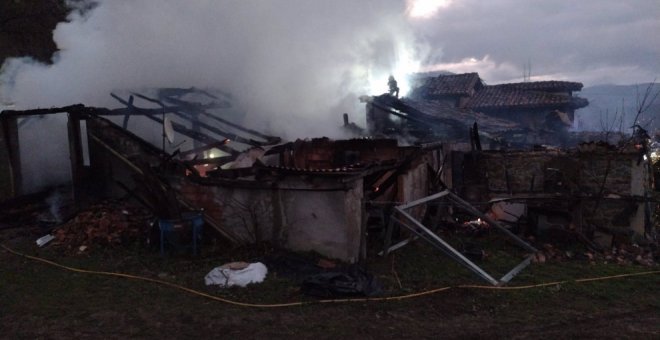 Un incendio calcina un almacén y afecta a la vivienda anexa en Vega de Liébana