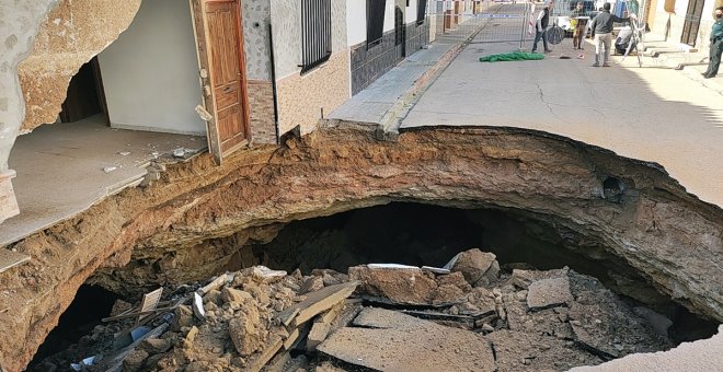 Otro gran socavón vuelve a engullir en menos de un año una nueva vivienda y parte de su calle en Tomelloso