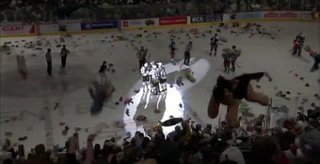 Miles de osos de peluche vuelan por los aires durante un partido de hockey en EEUU