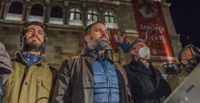 De los "Fachi Blinders" a los "Peaky Blinders de Hacendado": cachondeo en Twitter con esta foto de Abascal y sus pupilos en León