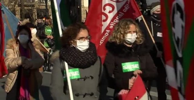 Quince mil personas se manifiestan en Donosti en defensa de la sanidad pública