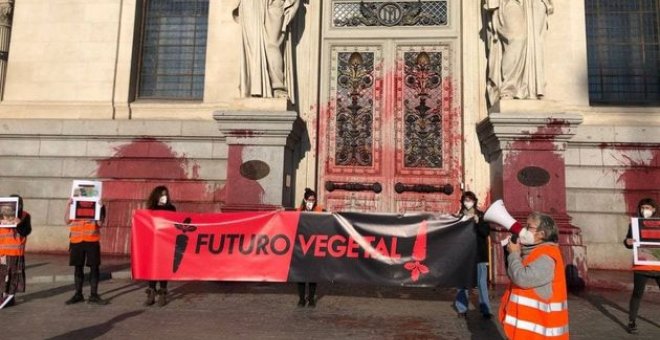 Pintan de rojo la fachada del ministerio de Agricultura contra las macrogranjas