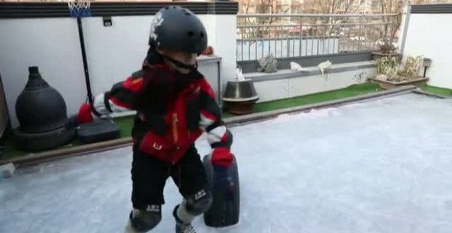 Construye una pista de hielo en su terraza para poder jugar al hockey