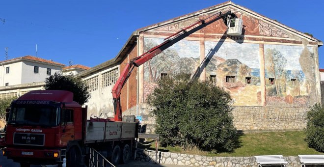 Castro instala un nuevo reloj en el mural de El Pedregal