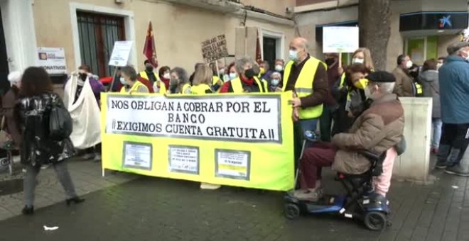 Los mayores se manifiestan para pedir un trato más humano a la banca