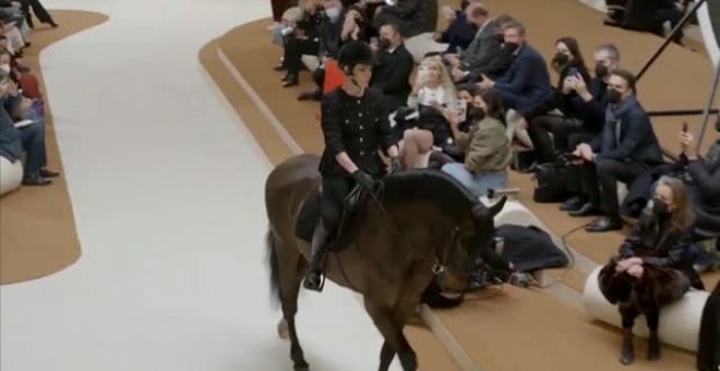 A caballo en una pasarela de alta costura en París en el desfile de moda de Chanel