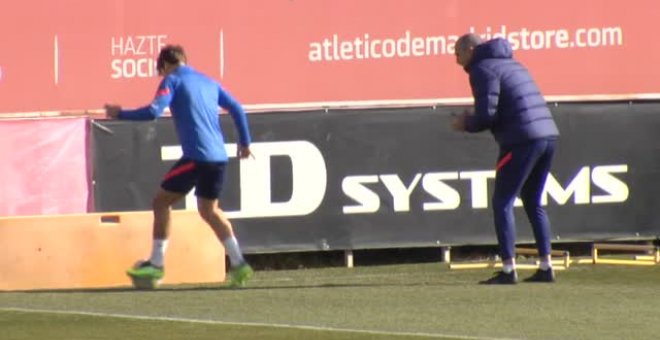 Griezmann ya entrena sobre el césped en solitario