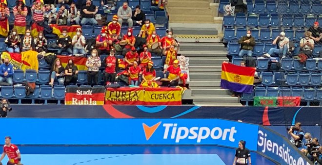 El aficionado al que no le dejaron mostrar la bandera republicana en el Europeo de Balonmano Masculino