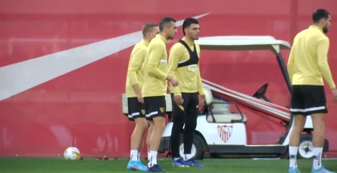 Joan Jordán, centro de todas las miradas en el entrenamiento del Sevilla