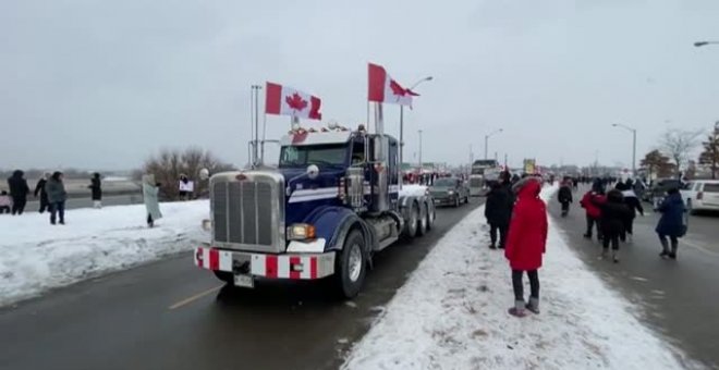 Camioneros canadienses marchan contra la norma de vacunación del gobierno de Trudeu