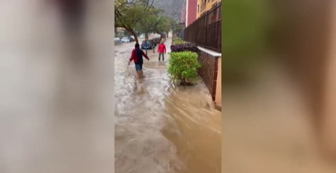 Una tromba de agua anega calles y bajos de inmuebles en el sur de Tenerife