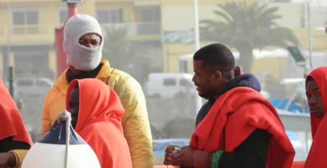 España rescata a 86 inmigrantes a la deriva en dos botes en aguas canarias