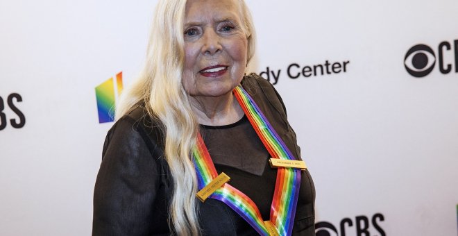 Joni Mitchell se suma a Neil Young y también retira su música de Spotify por desinformar sobre la covid