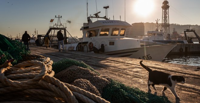 Pescadors a la Barceloneta, un ofici centenari en perill d'extinció