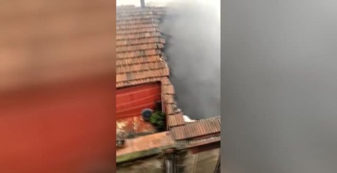 Dos intoxicados en el incendio de una nave en Vilasar, Barcelona