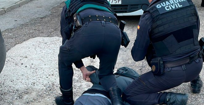 Huye de un control a más de 100 km/h por el casco urbano de un pueblo de Toledo y con tres ruedas pinchadas