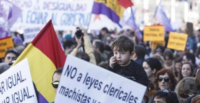 Respaldo del Congreso a ley que penaliza el acoso frente a centros abortivos