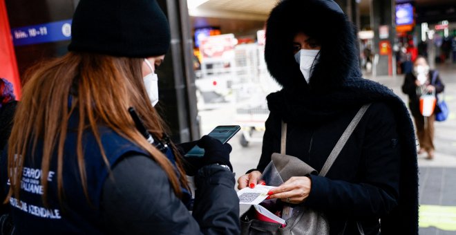 Los países de la UE inician una desescalada de las restricciones a pesar del riesgo alto por covid-19